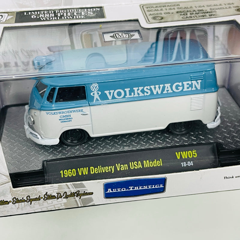 2018 M2 Machines Auto-Thentics Limited Edition 1/6,888 1960 VW Volkswagen Delivery Van USA Model VW05 blanco con celeste Llantas de Goma