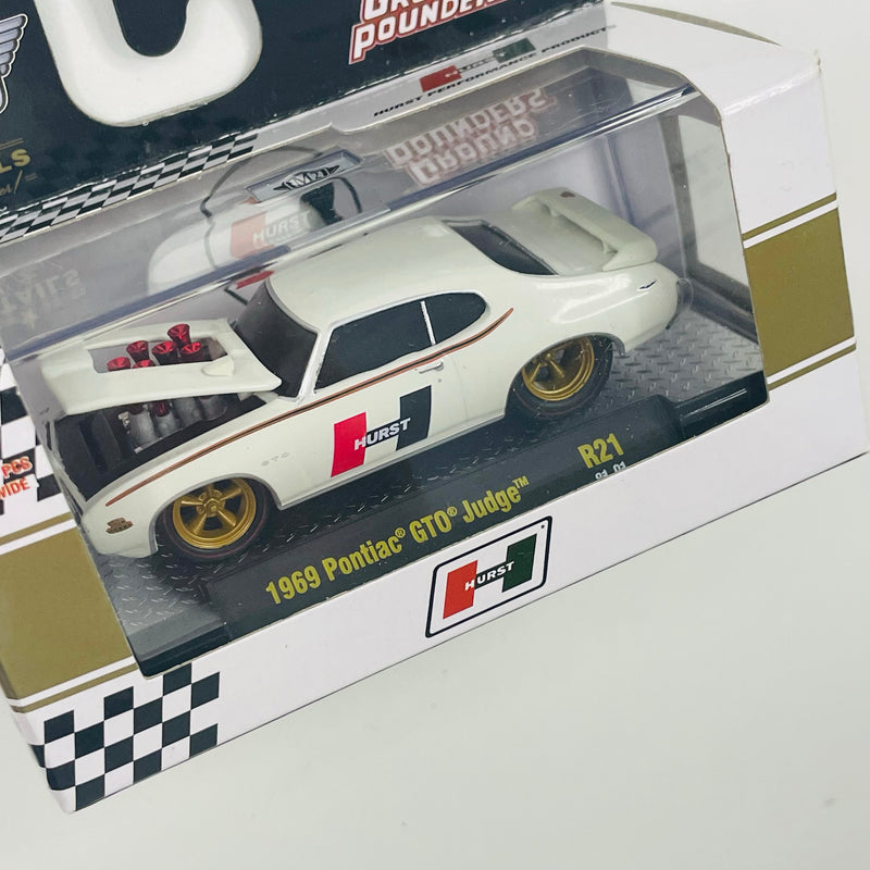 2021 M2 Machines Ground Pounders Limited Edition 1/9,600 Hurst 1969 Pontiac GTO Judge R21 blanco Llantas de Goma