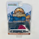 2022 Greenlight The Great Outdoors Series 2 1982 Chevrolet C-10 Silverado azul con plata Llantas de Goma con Accesorios de Camping