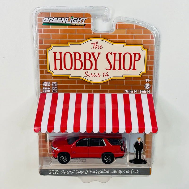 2022 Greenlight The Hobby Shop Series 14 2022 Chevrolet Tahoe LT Texas Edition with Man in Suit rojo Llantas de Goma con Accesorio Diorama