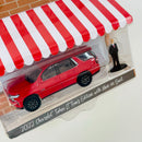 2022 Greenlight The Hobby Shop Series 14 2022 Chevrolet Tahoe LT Texas Edition with Man in Suit rojo Llantas de Goma con Accesorio Diorama