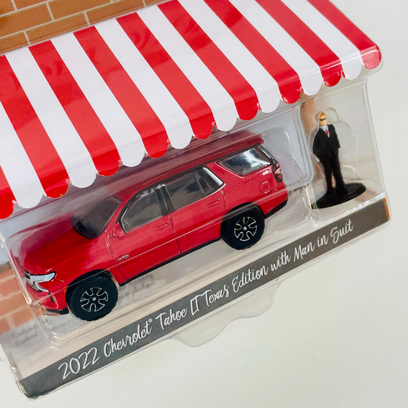 2022 Greenlight The Hobby Shop Series 14 2022 Chevrolet Tahoe LT Texas Edition with Man in Suit rojo Llantas de Goma con Accesorio Diorama