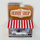 2022 Greenlight The Hobby Shop Series 14 1965 Ford Thunderbird Convertible with Woman in Dress blanco Llantas de Goma con Accesorio Diorama