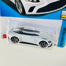 2022 Hot Wheels Factory Fresh Aston Martin V12 Speedster blanco PR5
