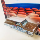 2018 Hot Wheels Pop Culture Nestlé Sno-Caps 64 Chevy Nova Delivery marrón Llantas de Goma RR base ZAMAC