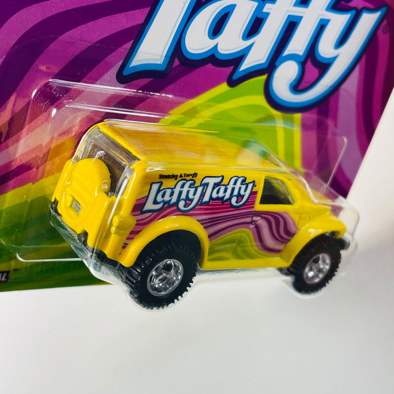 2017 Hot Wheels Pop Culture Nestlé Laffy Taffy Power Panel amarillo Llantas de Goma RR base ZAMAC