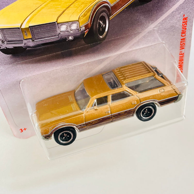 2019 Matchbox MBX Road Trip 71 Oldsmobile Vista Cruiser dorado