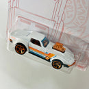 2020 Hot Wheels 52 Anniversary Pearl and Chrome 68 Corvette Gas Monkey Garage blanco MC5
