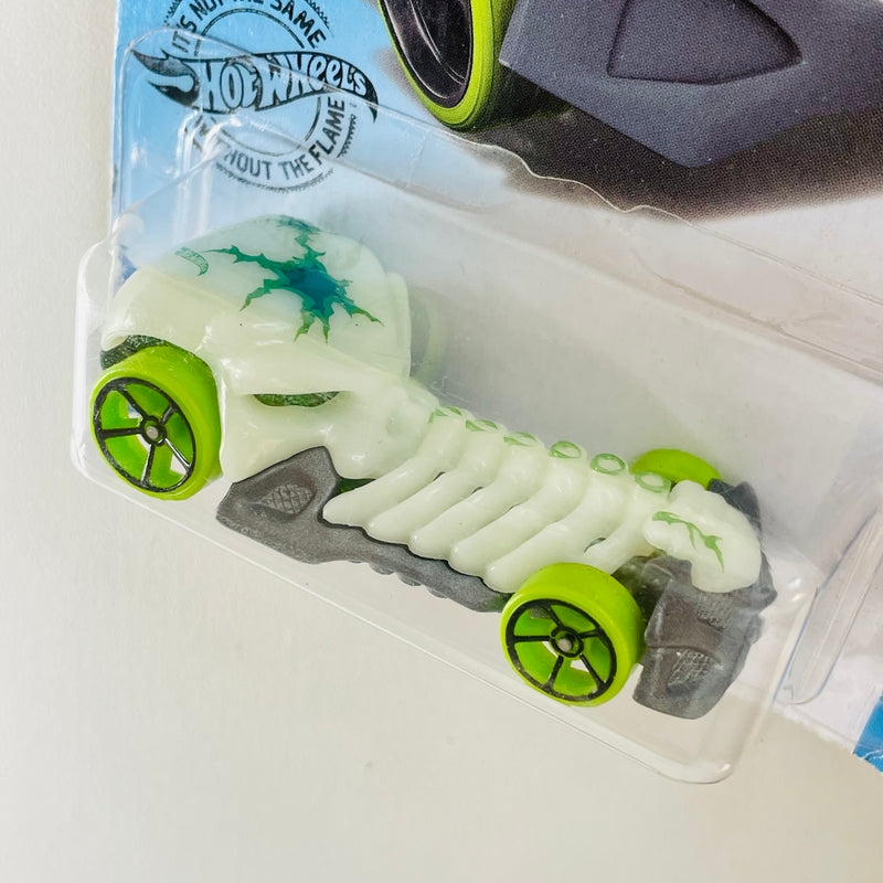 2019 Hot Wheels Street Beasts Skull Crusher blanco GitD OH5 - Brilla en la oscuridad