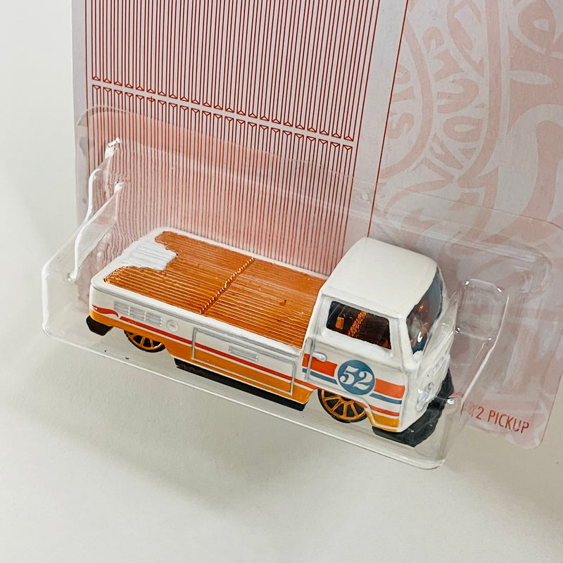 2020 Hot Wheels 52 Anniversary Pearl and Chrome Volkswagen T2 Pickup blanco 10SP