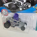 2022 Hot Wheels Tooned Skull Shaker gris con piloto morado 5SP